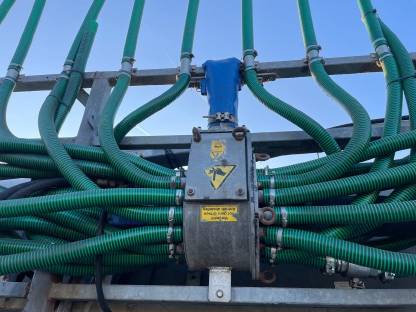 Bild 7:Güllefass Wienhoff VT 12.000 Schleppschlauch