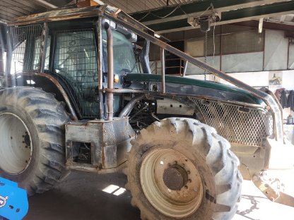 Valtra T173 H - Forsttraktor mit Vollausstattung