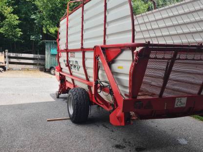 Bild 4:Ladewagen Pöttinger Trend 2 Tieflader 35 m²