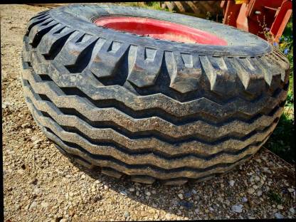 Bild 8:Zwei Ladewagenreifen mit Felge