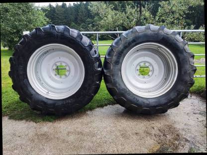 Reifen- und Felgensatz 650/65 R38 und 540/65 R26