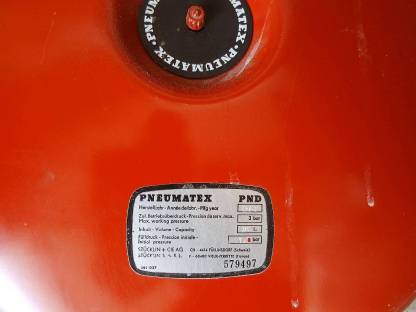 Bild 5:Ölbrenner, Druckausdehnungsgefähß und zwei Heizkörper