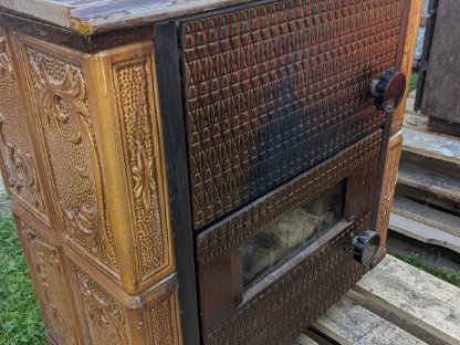 Bild 2:Alte verflieste Holzöfen/Holzherde