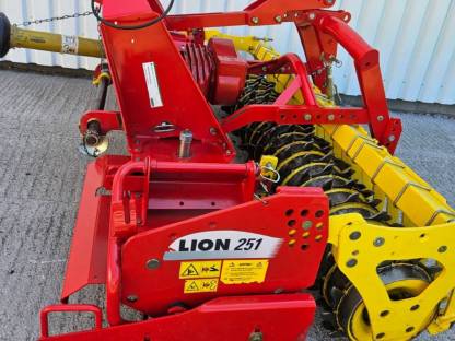Pöttinger Lion 251 großer Zahnpackerwalze U.Hitch