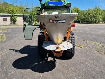 Bild 3:John Deere 4400 Traktor Schneeschild & Salzstreuer