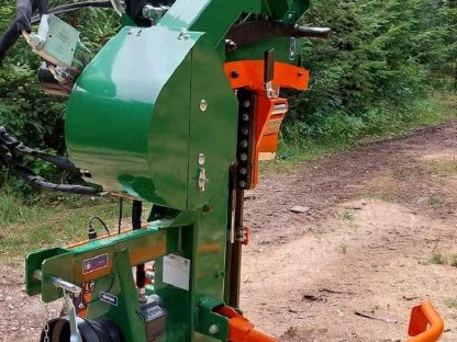 Bild 3:Posch HydroCombi 24 mit Funkseilwinde 750 Holzspalter