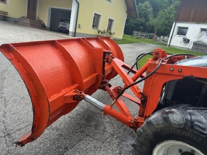 Bild 3:Schneepflug auf Hauer Frontladerkonsole für Lindner Geotrac