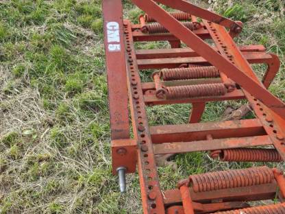 Bild 4:Kultivator zum Aufreißen von Erdböden CM5