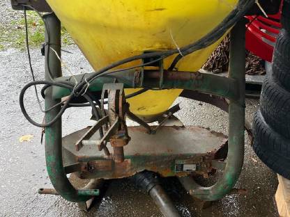 Bild 3:Salz- und Splittstreuer, Düngerstreuer INO