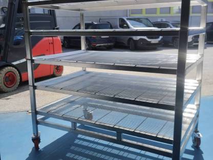 Bild 4:Edelstahl-Käsehorden fahrbar