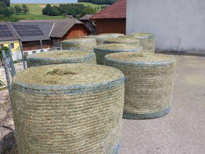 Bild 4:Rundballen und Kleinballen mit Warmluft belüftet