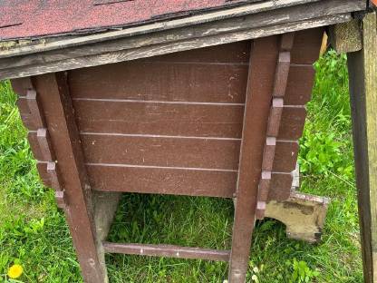 Bild 2:Massiver Hasenstall mit Leiter