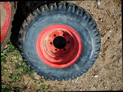 Bild 7:Zwei Ladewagenreifen mit Felge