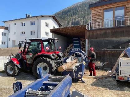 Bild 9:Brennholzaufbereitung mit mobilem Spaltautomat Tajfun RCA 480