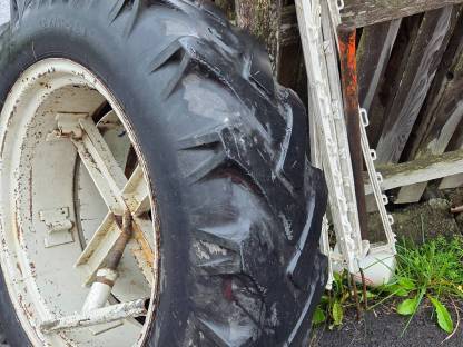 Bild 2:Zwillingsräder 12,4/11-28