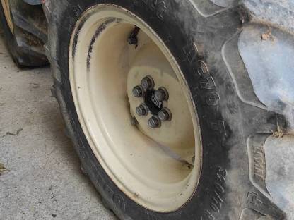 Bild 4:Traktorreifen 320/70R20