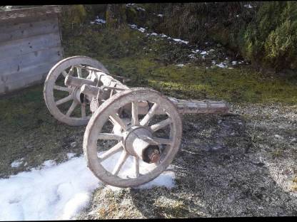 Bild 2:Anhängerachse antik