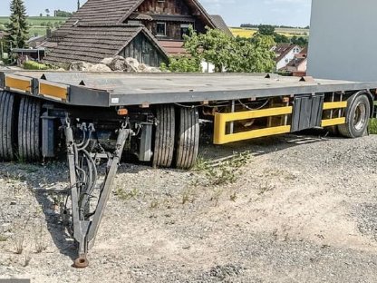 Zweiachsiger Abrollanhänger, Tieflader, Ballenhänger