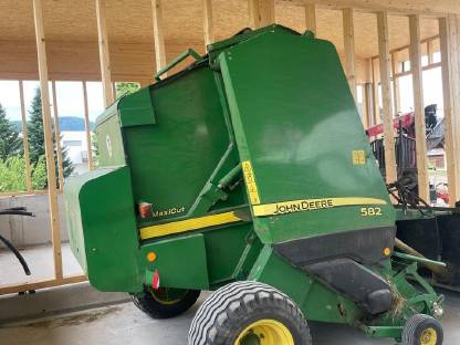 Bild 2:John Deere 582 Maxi Cut Rundballenpresse
