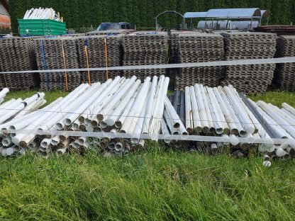 Bild 5:Weiße Weidezaun-Pfähle (2,20 m) + Halter und Kappen