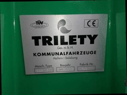 Bild 4:Kehrmaschine hydr. Trilety mit zwei Seitenbürsten