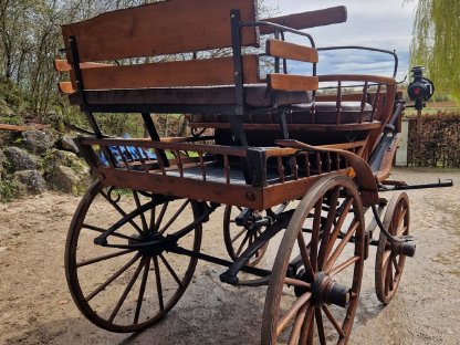 Bild 2:Antike historische Kutsche Linzer Wagen Holz Zweispänner