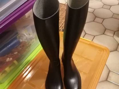 Bild 3:Reitstiefel, Helm für Damen
