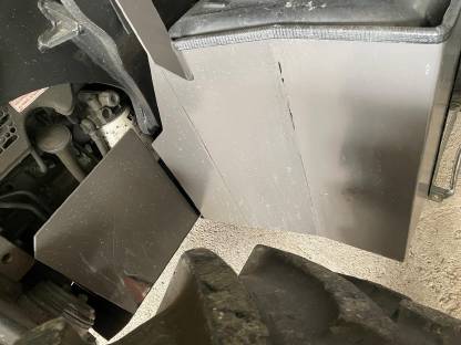 Bild 3:Forst Unterbodenschutz Fendt 300 Vario Typ 339