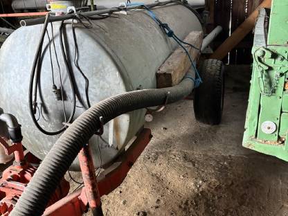 Bild 3:Bauer Güllefass