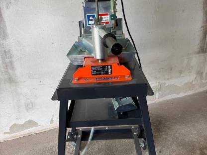 Bild 4:Posch Naßschleifmaschine, Messeraufn.Hackblitz, Schälprofi