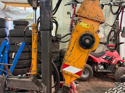 Bild 2:Schneestangensetzgerät