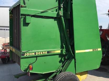 Rundballenpresse John Deere 550