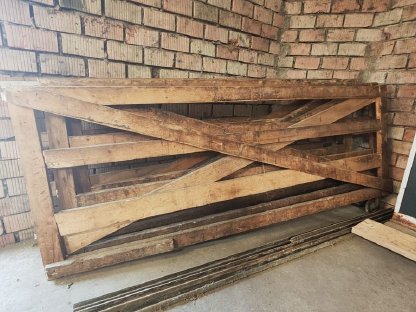 Bild 8:Holztore – 3,40 m breit × 1,60 m hoch