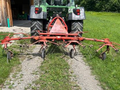 Bild 4:Pöttinger Kreiselheuer 446