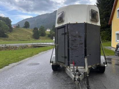 Bild 2:HKM Pferdeanhänger mit Pickerl