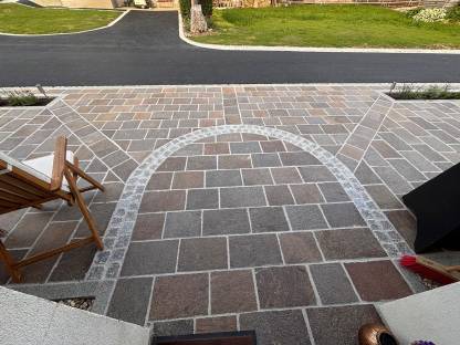 Bild 3:Porphyr Bahnen 25 cm Pflastersteine