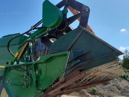 Bild 2:Sonnenblumenvorsatz für John Deere 620R Schneidwerk