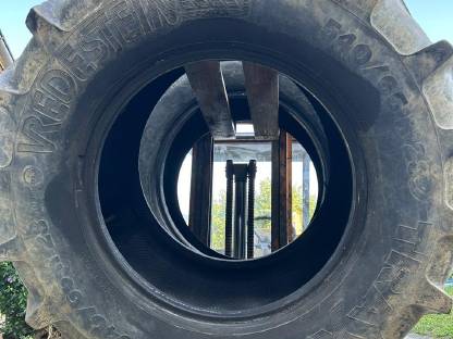 Bild 7:Reifen 650/65R38.    Reifen 540/65R28