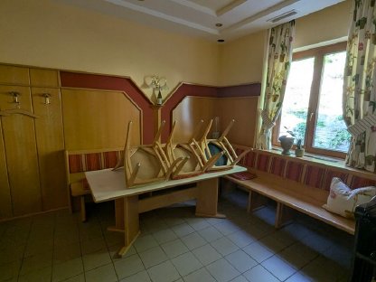 Bild 7:Gebrauchte Restaurant-Einrichtung und Möbel