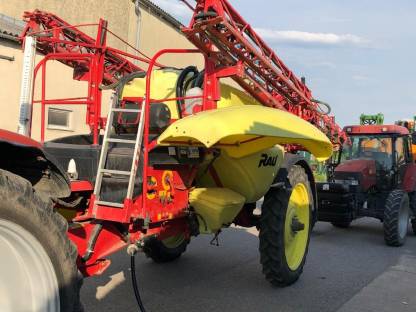 Bild 4:Feldspritze Rau Phönix B40