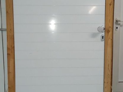 Bild 2:Eingangstüren für Nebeneingang