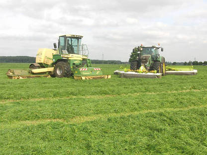 Bild 2:Grasernte mit Ladewagen oder Häcksler