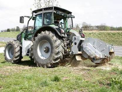 Bild 2:Entfernung von Wurzeln und Stöcken mit der Streifenfräse