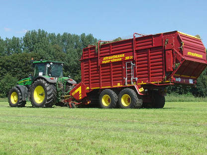Bild 4:Grasernte mit Ladewagen oder Häcksler