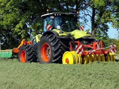 Bild 3:Grasernte mit Ladewagen oder Häcksler