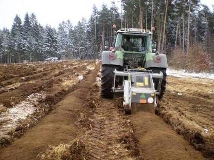 Bild 4:Entfernung von Wurzeln und Stöcken mit der Streifenfräse