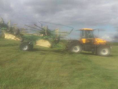 Bild 2:Lohnbetrieb nimmt noch Arbeit für 4-Kreiselschwader an