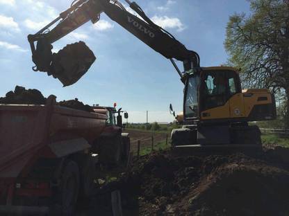 Bild 2:Wir bieten Baggerarbeiten und Transporte an