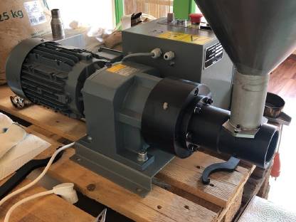 Bild 2:Lohnpressen von Ölsaaten