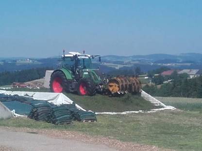 Bild 3:Maisballenpressen